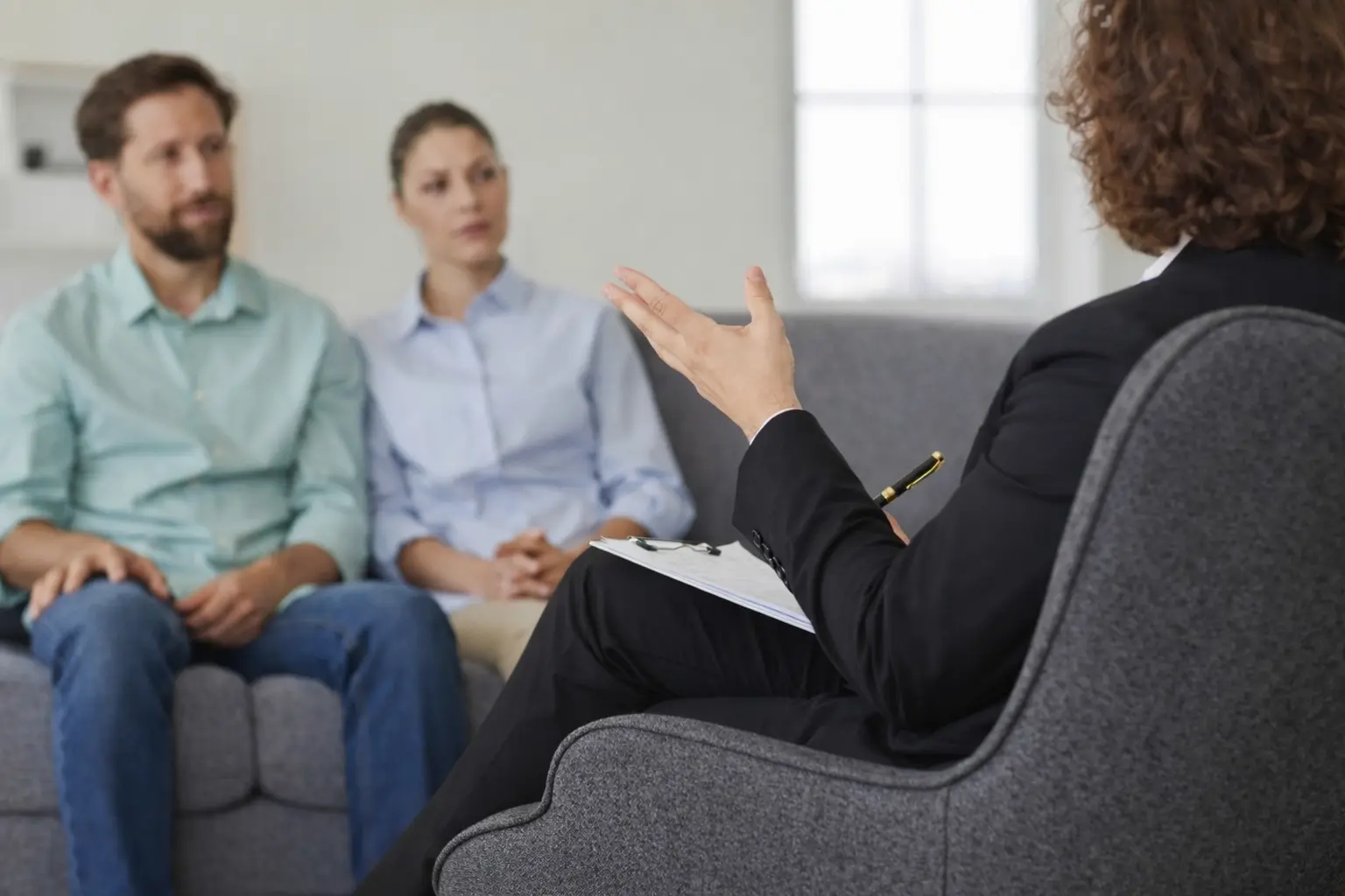 Familie zit samen aan tafel voor een serieus gesprek over hulp