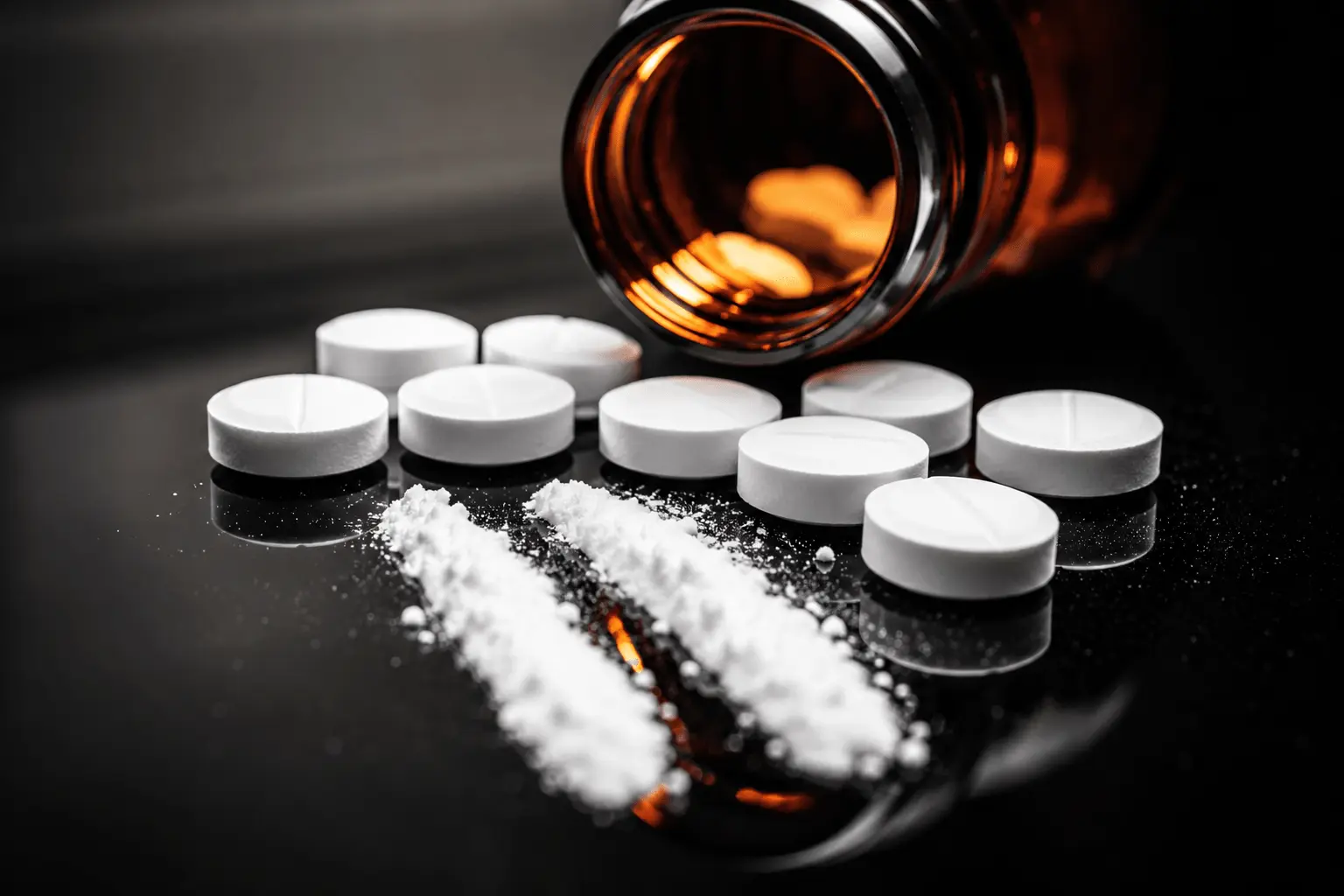 Witte pijnstillertabletten naast fijngemalen poeder als beeld van morfineverslaving