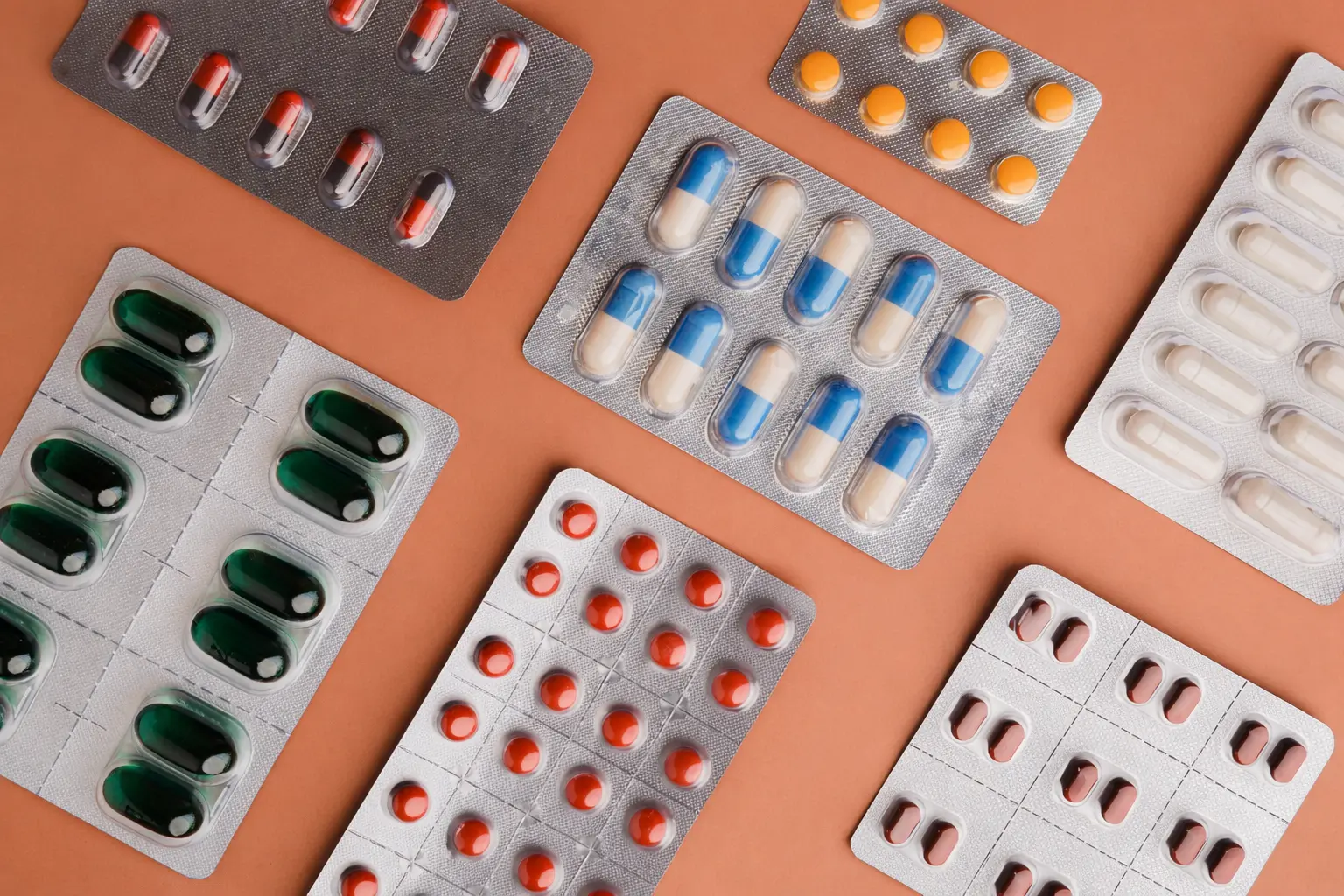 Persoon zit onrustig op bed tijdens eerste dagen zonder middelen